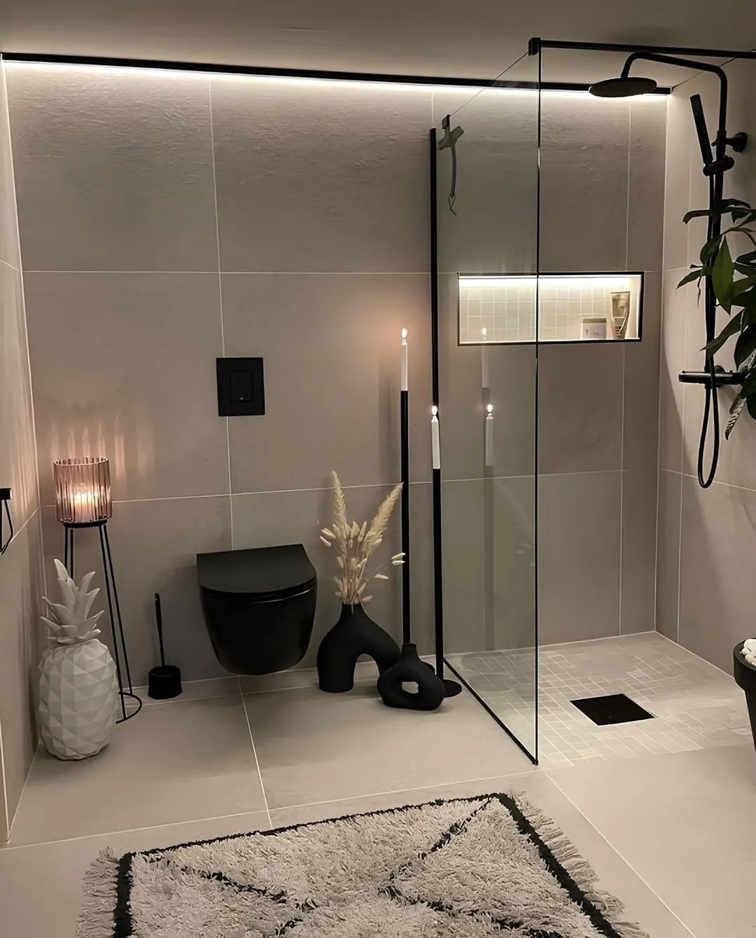 Moody Minimalism in Matte Black: A Luxury Bathroom Touch - Matte black continues to dominate modern bathroom trends, offering a timeless yet edgy vibe. Pair it with warm lighting, and you’ve got a space that feels both cozy and contemporary—a perfect balance for those who love modern bathroom ideas with a twist.