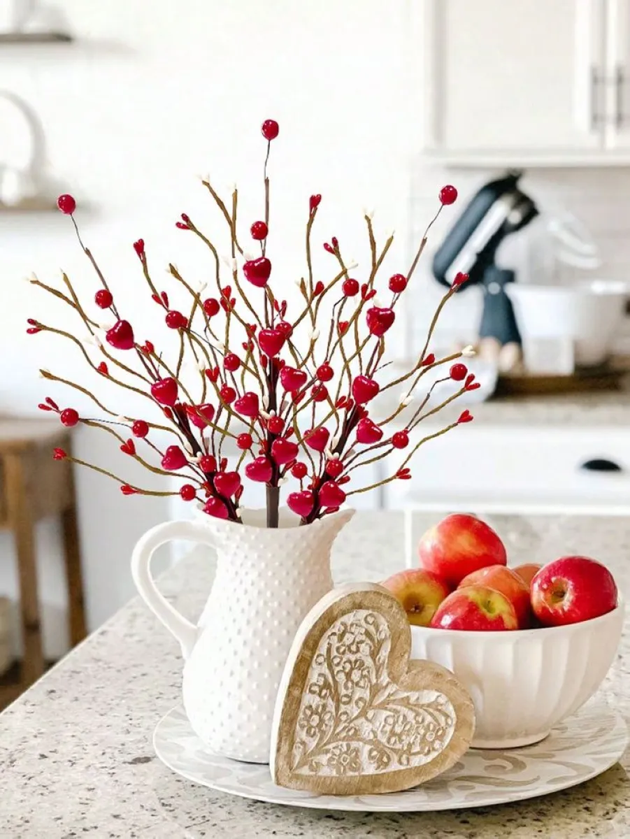 A well-styled table is essential for any Valentine’s gathering. From vintage-inspired arrangements to contemporary designs, your valentine centerpiece ideas should focus on creating a cozy and inviting atmosphere. Try using a mix of fresh flowers, taper candles, and decorative elements like small heart ornaments. For a rustic twist, use a wooden tray filled with mason jars, fairy lights, and greenery.