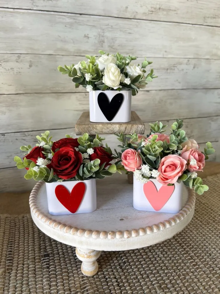 A well-styled table is essential for any Valentine’s gathering. From vintage-inspired arrangements to contemporary designs, your valentine centerpiece ideas should focus on creating a cozy and inviting atmosphere. Try using a mix of fresh flowers, taper candles, and decorative elements like small heart ornaments. For a rustic twist, use a wooden tray filled with mason jars, fairy lights, and greenery.