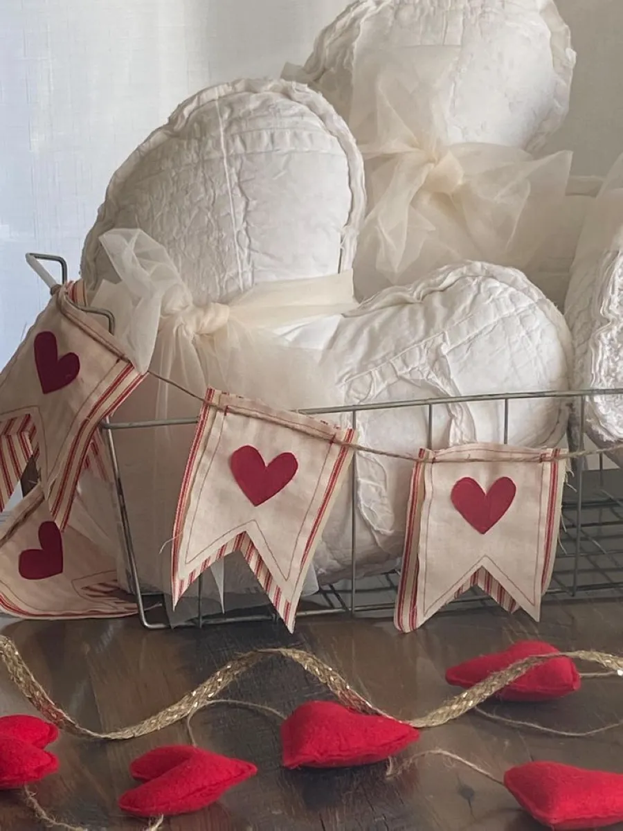 For those who love nostalgia, vintage valentine decor is a charming way to celebrate. Look for antique-style ornaments, Victorian-inspired cherubs, or even retro Valentine’s postcards to display in decorative frames. Use these to create a vignette on your coffee table or bookshelf for a timeless and romantic aesthetic.