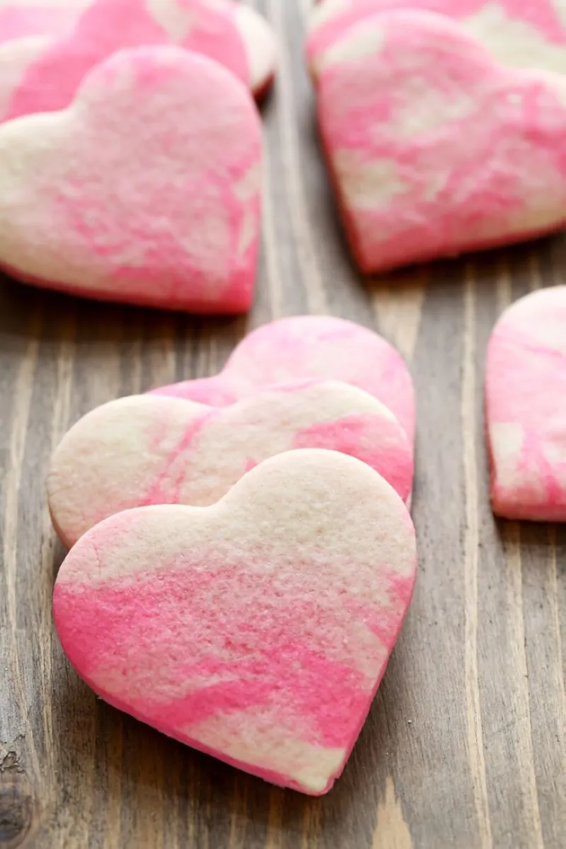 Marbled Icing Effect Achieve a marbled icing effect by swirling red, pink, and white icing together before dipping your cookies. Each cookie will have a unique, artistic finish