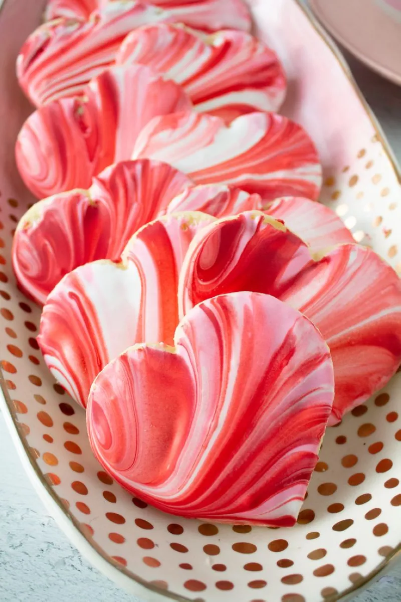 Marbled Icing Effect Achieve a marbled icing effect by swirling red, pink, and white icing together before dipping your cookies. Each cookie will have a unique, artistic finish