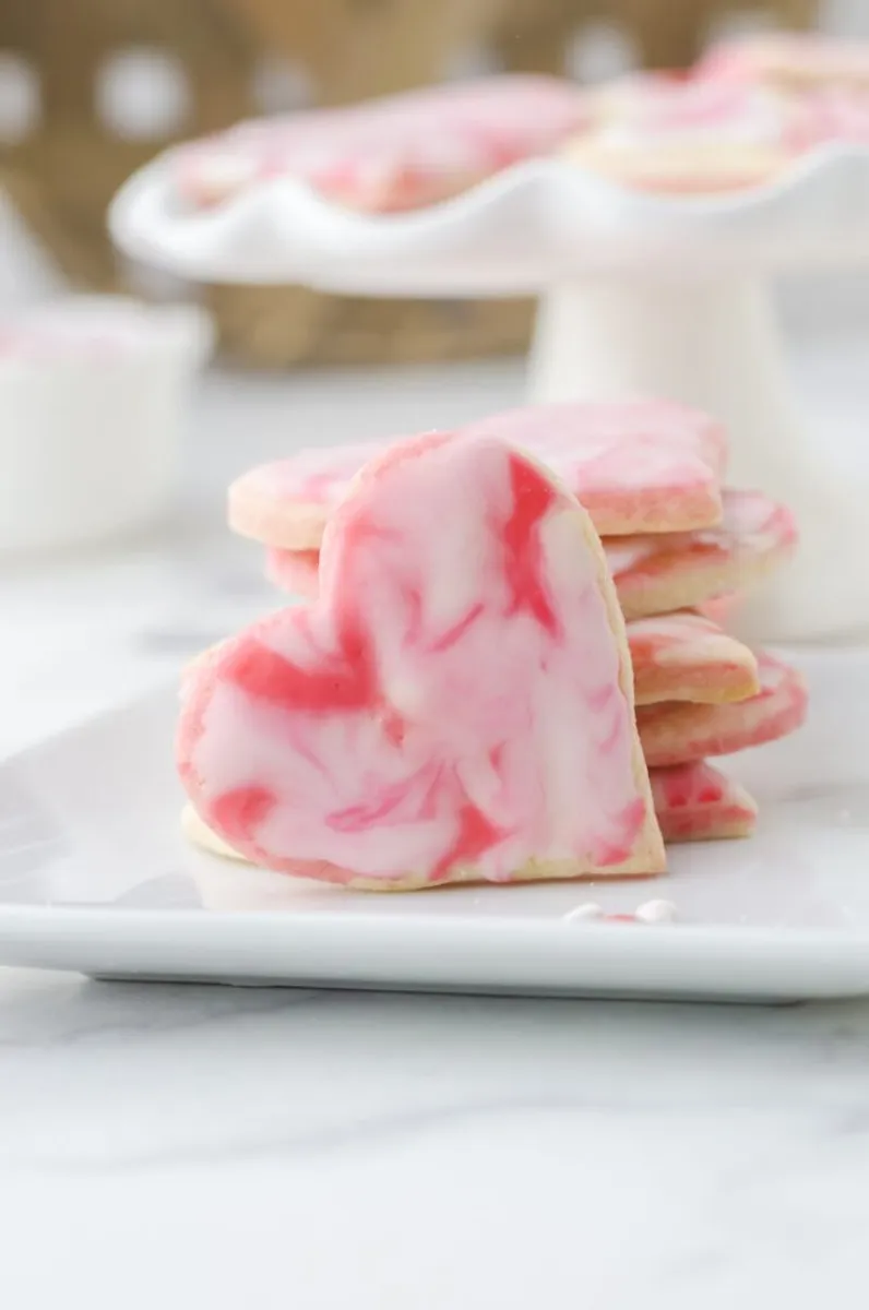 Marbled Icing Effect Achieve a marbled icing effect by swirling red, pink, and white icing together before dipping your cookies. Each cookie will have a unique, artistic finish