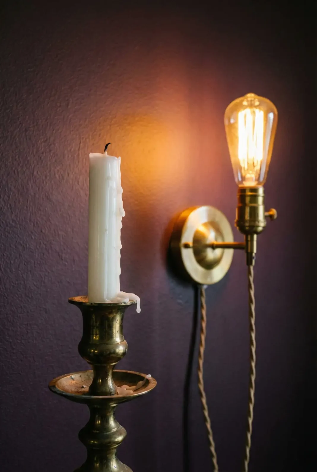 Stop using the big overhead light! If you want a truly cozy space, you need cinematic interior design 2026 lighting tricks. Learn how wall sconces, amber bulbs, and taper candles can completely transform the vibe of your home tonight.